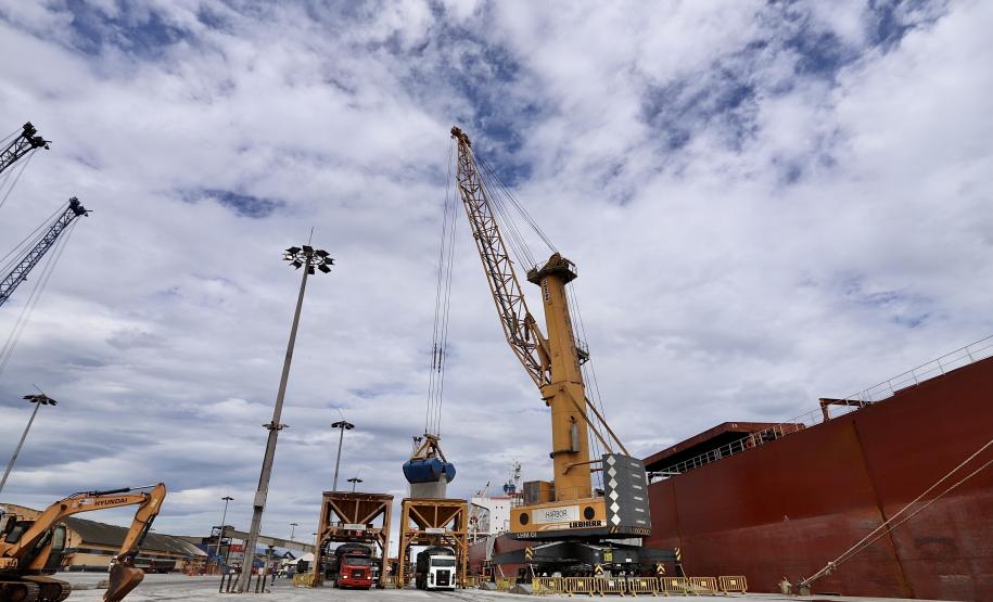 Pelo segundo mês consecutivo, os desembarques superaram os embarques nos portos de Paranaguá e Antonina. Em fevereiro, 1.946.654 toneladas de cargas entraram no Brasil pelos terminais paranaenses, enquanto 1.702.124 saíram do país.