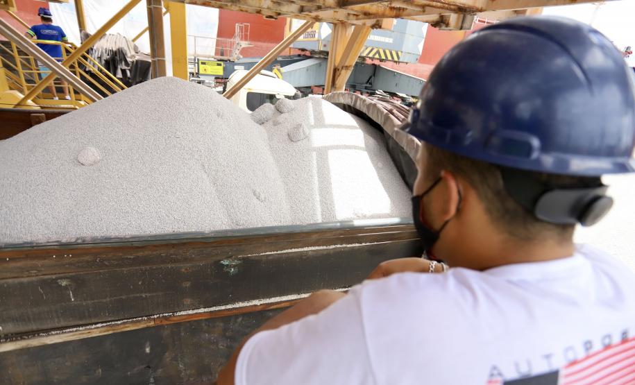 Pelo segundo mês consecutivo, os desembarques superaram os embarques nos portos de Paranaguá e Antonina. Em fevereiro, 1.946.654 toneladas de cargas entraram no Brasil pelos terminais paranaenses, enquanto 1.702.124 saíram do país.