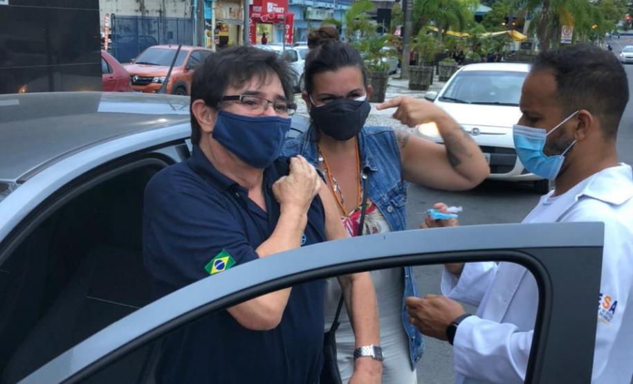 Com a imunização entrando já na faixa dos 69 anos, empregados da empresa pública começam a receber a primeira dose em Paranaguá