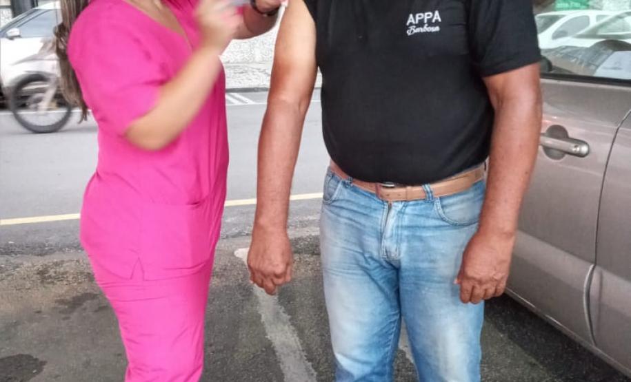 Com a imunização entrando já na faixa dos 69 anos, empregados da empresa pública começam a receber a primeira dose em Paranaguá