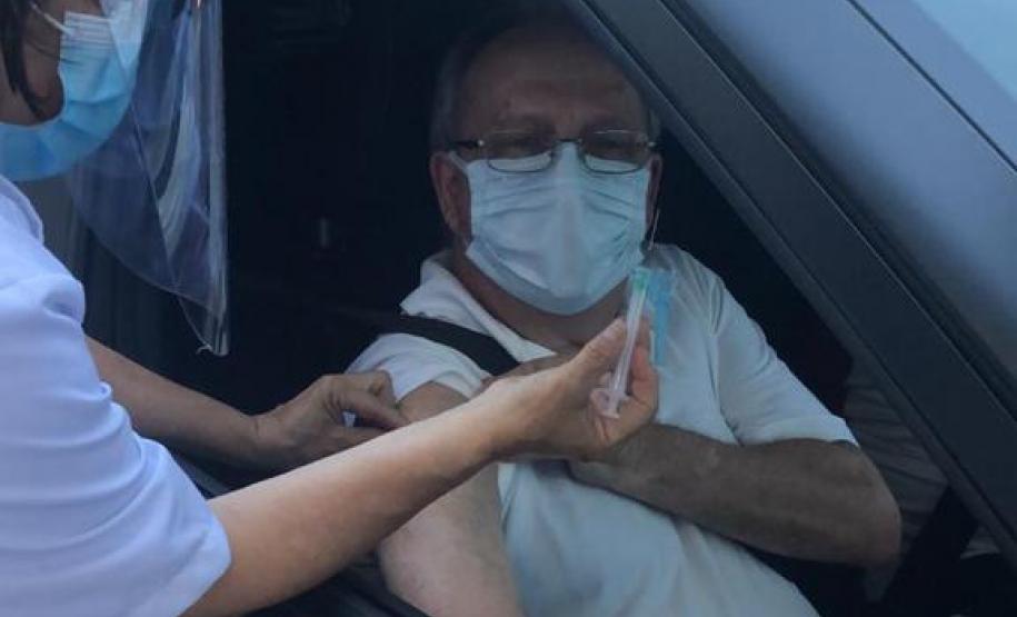 Com a imunização entrando já na faixa dos 69 anos, empregados da empresa pública começam a receber a primeira dose em Paranaguá