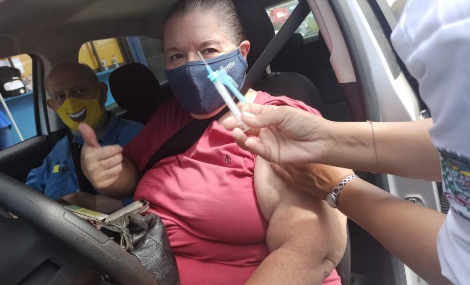 Com a imunização entrando já na faixa dos 69 anos, empregados da empresa pública começam a receber a primeira dose em Paranaguá