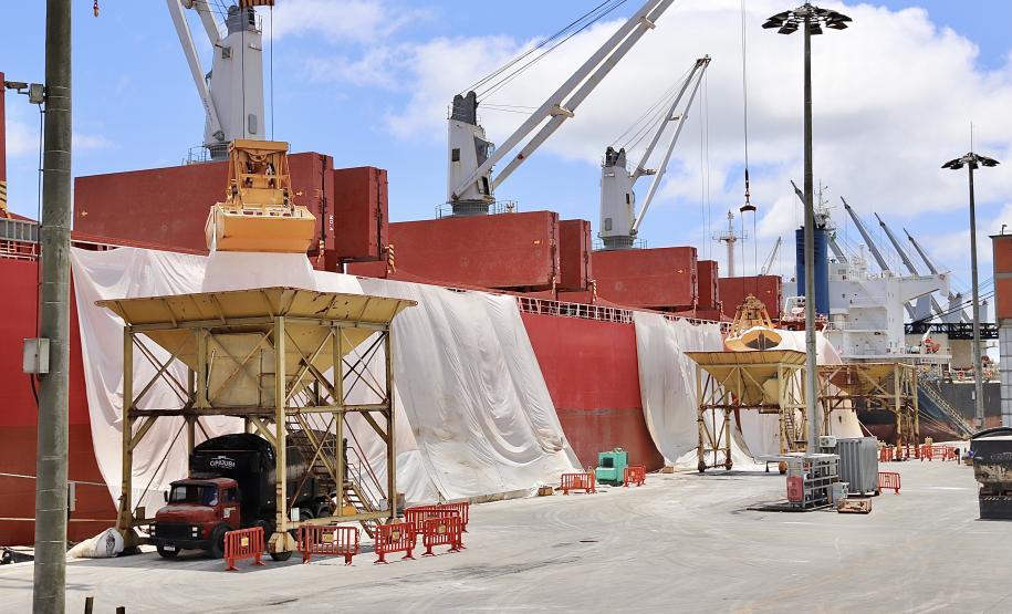 Pelo segundo mês consecutivo, os desembarques superaram os embarques nos portos de Paranaguá e Antonina. Em fevereiro, 1.946.654 toneladas de cargas entraram no Brasil pelos terminais paranaenses, enquanto 1.702.124 saíram do país.