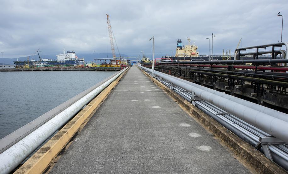 Pelo segundo mês consecutivo, os desembarques superaram os embarques nos portos de Paranaguá e Antonina. Em fevereiro, 1.946.654 toneladas de cargas entraram no Brasil pelos terminais paranaenses, enquanto 1.702.124 saíram do país.