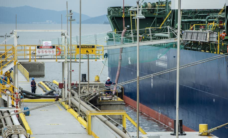 Pelo segundo mês consecutivo, os desembarques superaram os embarques nos portos de Paranaguá e Antonina. Em fevereiro, 1.946.654 toneladas de cargas entraram no Brasil pelos terminais paranaenses, enquanto 1.702.124 saíram do país.