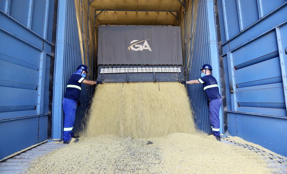 Pelo segundo mês consecutivo, os desembarques superaram os embarques nos portos de Paranaguá e Antonina. Em fevereiro, 1.946.654 toneladas de cargas entraram no Brasil pelos terminais paranaenses, enquanto 1.702.124 saíram do país.