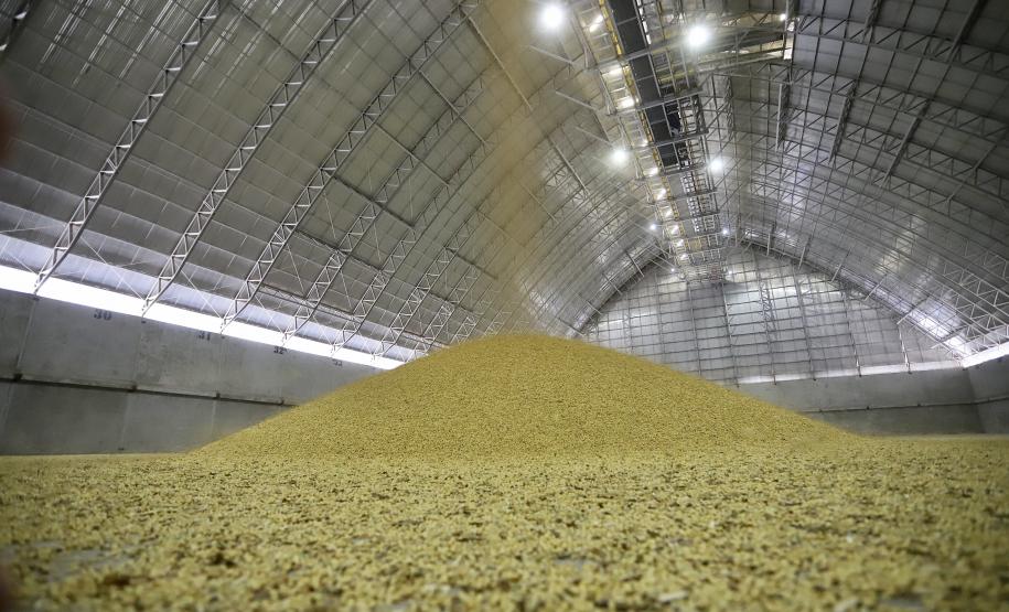 Pelo segundo mês consecutivo, os desembarques superaram os embarques nos portos de Paranaguá e Antonina. Em fevereiro, 1.946.654 toneladas de cargas entraram no Brasil pelos terminais paranaenses, enquanto 1.702.124 saíram do país.