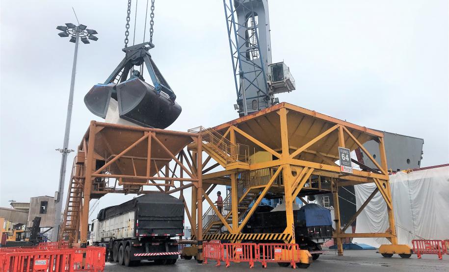 Pelo segundo mês consecutivo, os desembarques superaram os embarques nos portos de Paranaguá e Antonina. Em fevereiro, 1.946.654 toneladas de cargas entraram no Brasil pelos terminais paranaenses, enquanto 1.702.124 saíram do país.