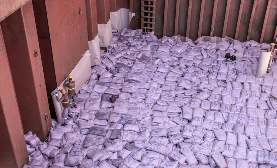 Pelo segundo mês consecutivo, os desembarques superaram os embarques nos portos de Paranaguá e Antonina. Em fevereiro, 1.946.654 toneladas de cargas entraram no Brasil pelos terminais paranaenses, enquanto 1.702.124 saíram do país.