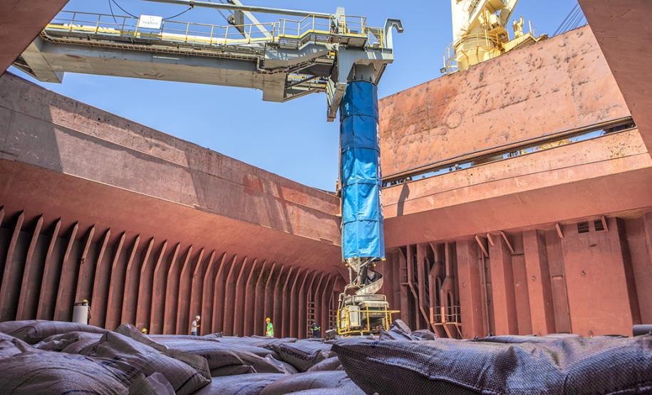 Pelo segundo mês consecutivo, os desembarques superaram os embarques nos portos de Paranaguá e Antonina. Em fevereiro, 1.946.654 toneladas de cargas entraram no Brasil pelos terminais paranaenses, enquanto 1.702.124 saíram do país.