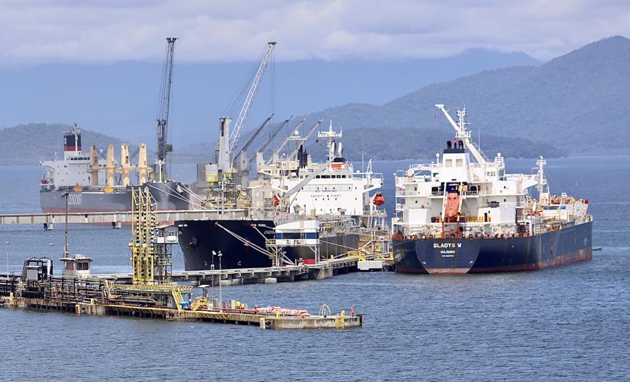 Pelo segundo mês consecutivo, os desembarques superaram os embarques nos portos de Paranaguá e Antonina. Em fevereiro, 1.946.654 toneladas de cargas entraram no Brasil pelos terminais paranaenses, enquanto 1.702.124 saíram do país.