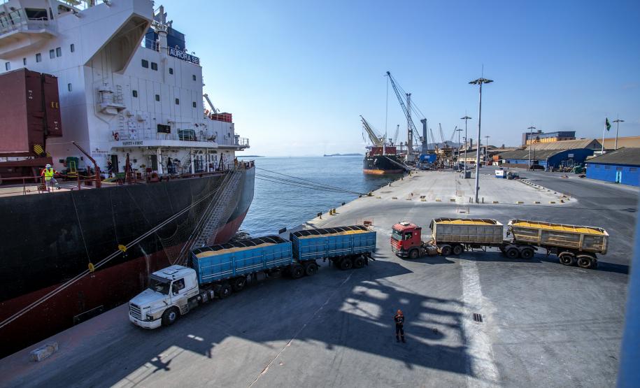 No berço 206 do Porto de Paranaguá, o navio Aurora SB está atracado para descarregar 35.279 toneladas de milho. Importado da Argentina, o cereal, que costuma ser exportado pelos terminais paranaenses, vai abastecer o mercado interno, em especial a indústria de amidos, base para alguns produtos alimentícios humanos.