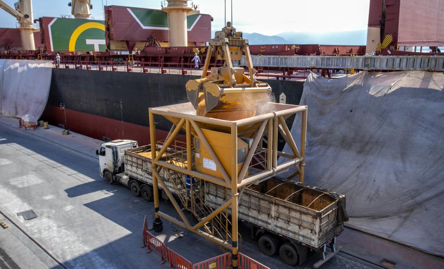 No berço 206 do Porto de Paranaguá, o navio Aurora SB está atracado para descarregar 35.279 toneladas de milho. Importado da Argentina, o cereal, que costuma ser exportado pelos terminais paranaenses, vai abastecer o mercado interno, em especial a indústria de amidos, base para alguns produtos alimentícios humanos.