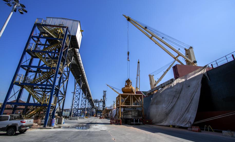 No berço 206 do Porto de Paranaguá, o navio Aurora SB está atracado para descarregar 35.279 toneladas de milho. Importado da Argentina, o cereal, que costuma ser exportado pelos terminais paranaenses, vai abastecer o mercado interno, em especial a indústria de amidos, base para alguns produtos alimentícios humanos.