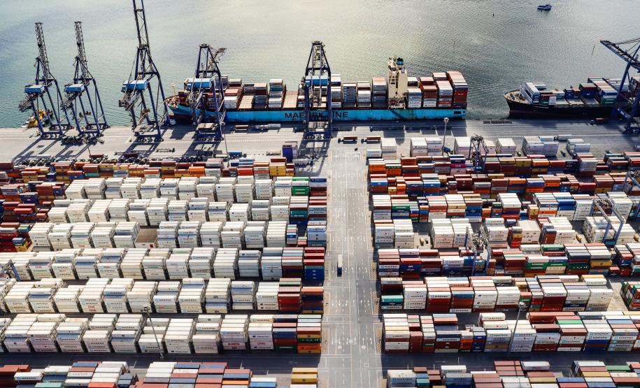 Nos 31 dias de julho, pelo Terminal de Contêineres de Paranaguá (TCP), foram movimentados 45.582 contêineres (unidades de 20 e 40 pés). A quantidade é quase 5,5% maior que as 43.224 unidades carregadas e descarregadas em 2020, no mesmo mês.