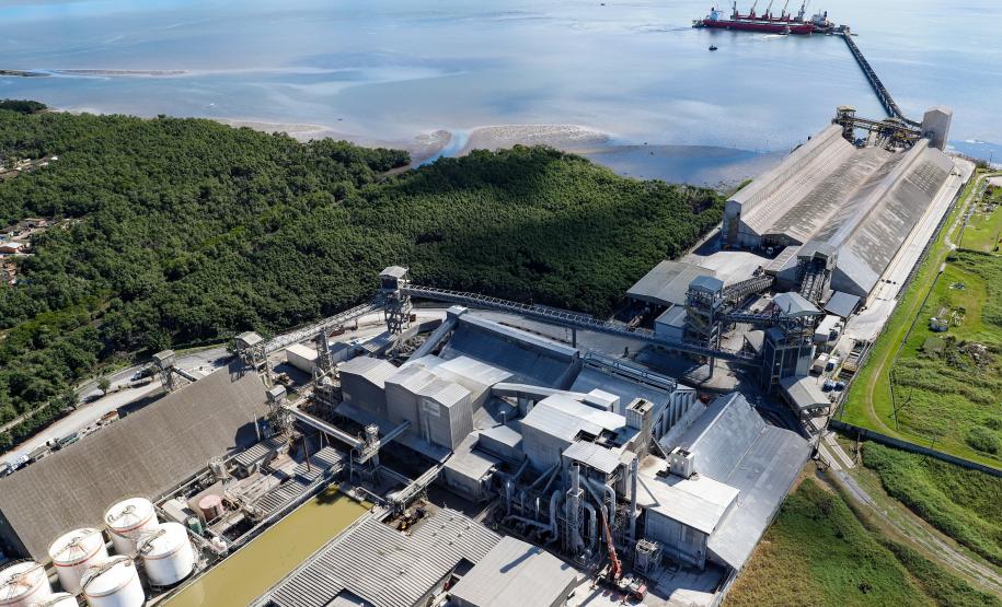 As importações do último mês totalizaram 2.229.443 toneladas. O volume foi 24,7% maior que as 1.788.508 toneladas importadas em julho do ano passado. “Entre as importações, tivemos alta nos fertilizantes, carga geral - principalmente contêineres – trigo, malte e cevada, e o volume de óleo vegetal importado também fez subir essa alta”, completa o diretor-presidente da Portos do Paraná.