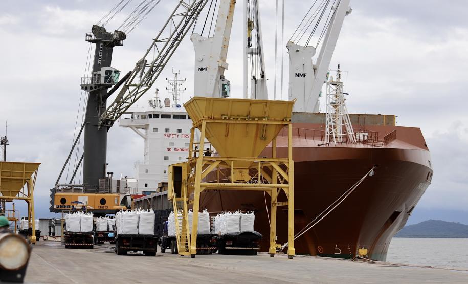 No Porto de Antonina, o terminal privado (TPPF) movimentou 209.778 toneladas de cargas no último mês de julho. O volume registrado neste ano é 130% maior que as 91.147 toneladas de cargas movimentadas nos mesmos 31 dias do ano passado.