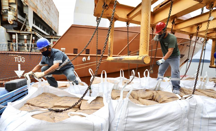 No Porto de Antonina, o terminal privado (TPPF) movimentou 209.778 toneladas de cargas no último mês de julho. O volume registrado neste ano é 130% maior que as 91.147 toneladas de cargas movimentadas nos mesmos 31 dias do ano passado.