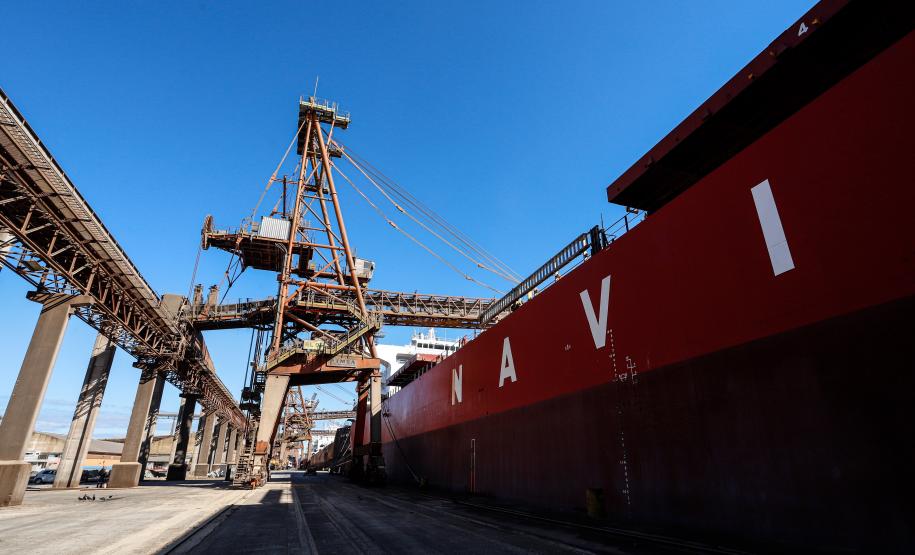 A alta foi observada tanto na importação quanto na exportação mensal, comenta o diretor-presidente da Portos do Paraná, Luiz Fernando Garcia. Em julho, as exportações somam 3.553.905 toneladas – 7% a mais que as 3.330.290 toneladas registradas no mesmo mês, em 2020.