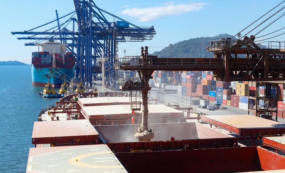 A alta foi observada tanto na importação quanto na exportação mensal, comenta o diretor-presidente da Portos do Paraná, Luiz Fernando Garcia. Em julho, as exportações somam 3.553.905 toneladas – 7% a mais que as 3.330.290 toneladas registradas no mesmo mês, em 2020.