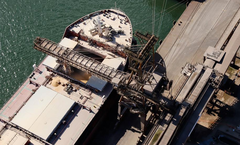 A alta foi observada tanto na importação quanto na exportação mensal, comenta o diretor-presidente da Portos do Paraná, Luiz Fernando Garcia. Em julho, as exportações somam 3.553.905 toneladas – 7% a mais que as 3.330.290 toneladas registradas no mesmo mês, em 2020.