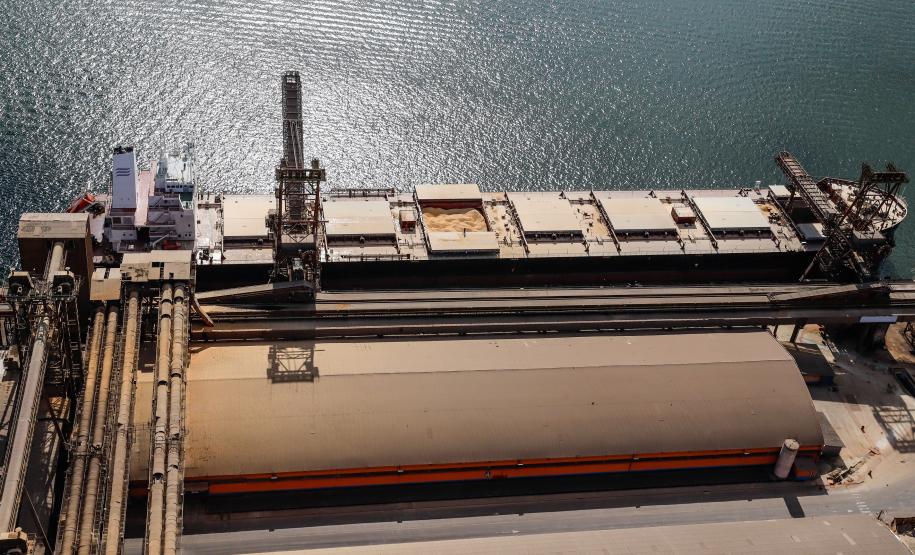 A alta foi observada tanto na importação quanto na exportação mensal, comenta o diretor-presidente da Portos do Paraná, Luiz Fernando Garcia. Em julho, as exportações somam 3.553.905 toneladas – 7% a mais que as 3.330.290 toneladas registradas no mesmo mês, em 2020.