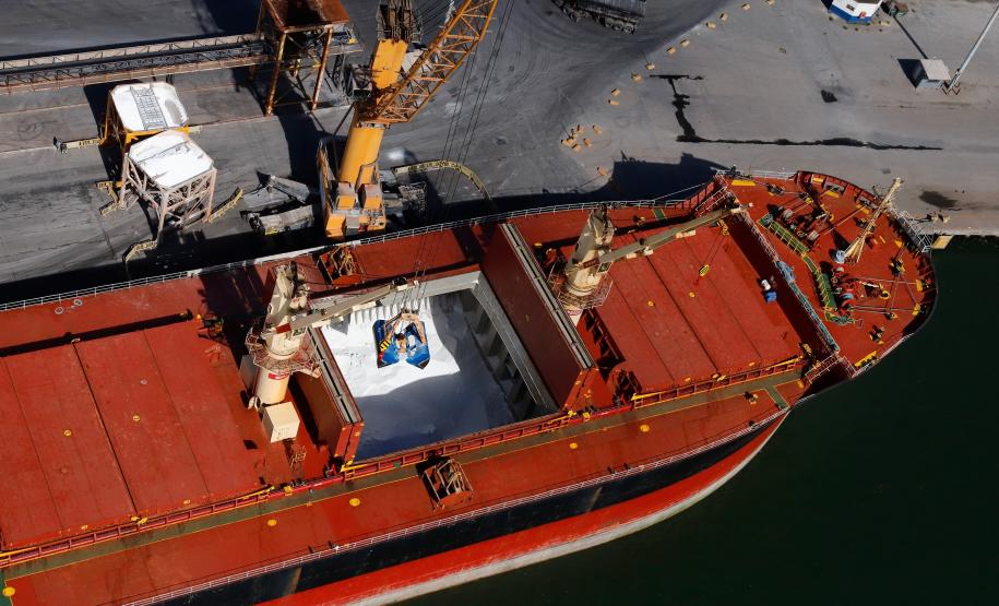 “Entre as importações, tivemos alta nos fertilizantes, carga geral - principalmente contêineres – trigo, malte e cevada, e o volume de óleo vegetal importado também fez subir essa alta”, completa o diretor-presidente da Portos do Paraná.