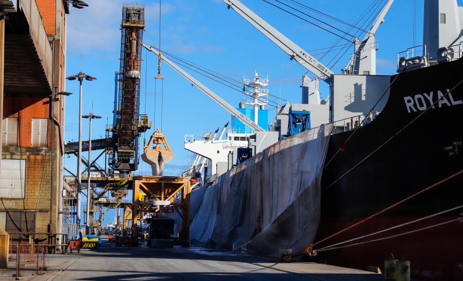 “Entre as importações, tivemos alta nos fertilizantes, carga geral - principalmente contêineres – trigo, malte e cevada, e o volume de óleo vegetal importado também fez subir essa alta”, completa o diretor-presidente da Portos do Paraná.
