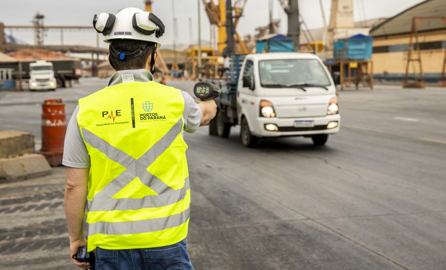 Abordagem alertou infratores sobre a segurança no trânsito do Porto de Paranaguá; monitoramento será contínuo