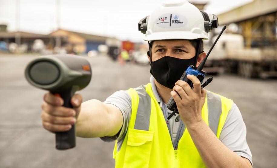 Abordagem alertou infratores sobre a segurança no trânsito do Porto de Paranaguá; monitoramento será contínuo