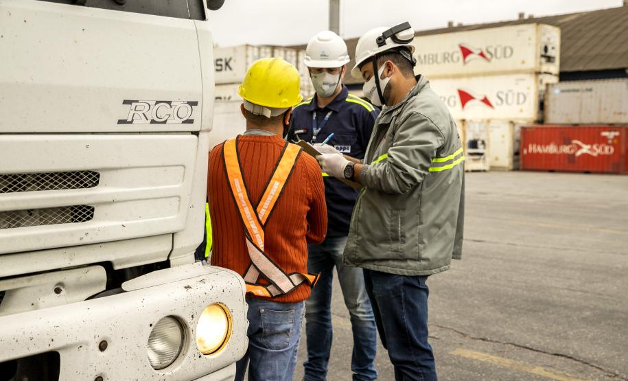 Abordagem alertou infratores sobre a segurança no trânsito do Porto de Paranaguá; monitoramento será contínuo