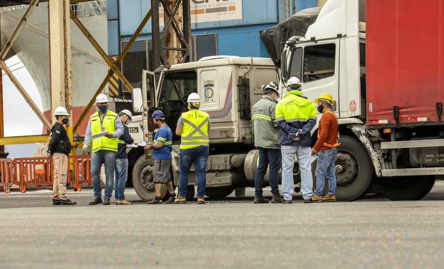 Abordagem alertou infratores sobre a segurança no trânsito do Porto de Paranaguá; monitoramento será contínuo