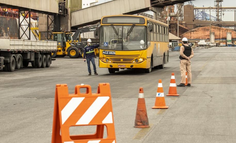 Abordagem alertou infratores sobre a segurança no trânsito do Porto de Paranaguá; monitoramento será contínuo