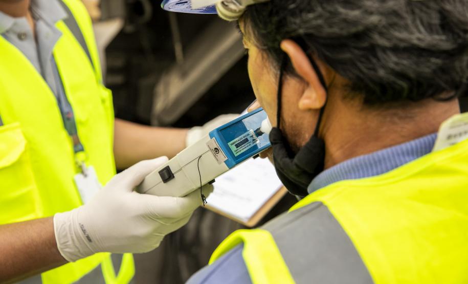 Abordagem alertou infratores sobre a segurança no trânsito do Porto de Paranaguá; monitoramento será contínuo