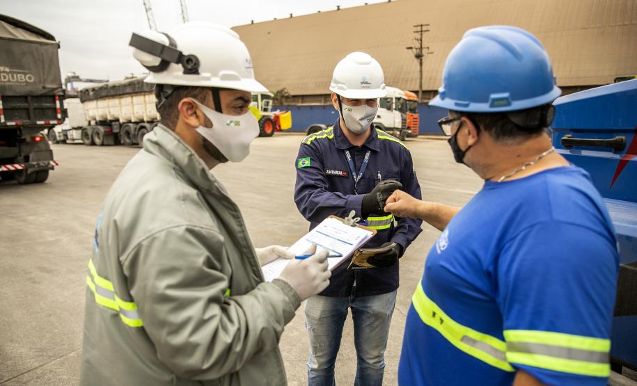 Abordagem alertou infratores sobre a segurança no trânsito do Porto de Paranaguá; monitoramento será contínuo