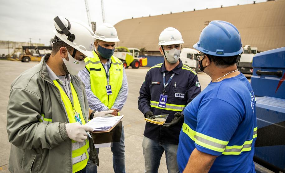 Abordagem alertou infratores sobre a segurança no trânsito do Porto de Paranaguá; monitoramento será contínuo