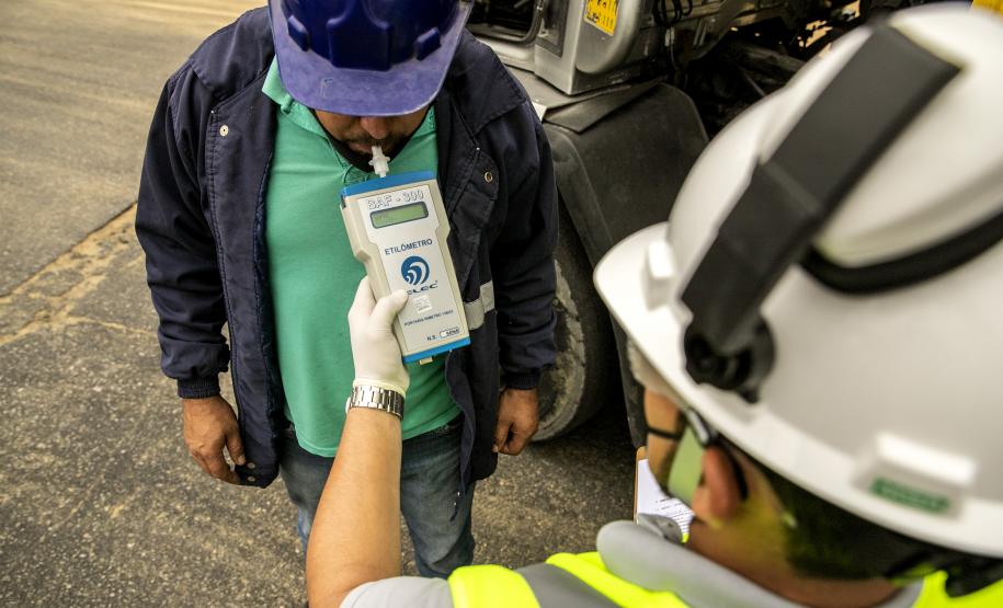 Abordagem alertou infratores sobre a segurança no trânsito do Porto de Paranaguá; monitoramento será contínuo