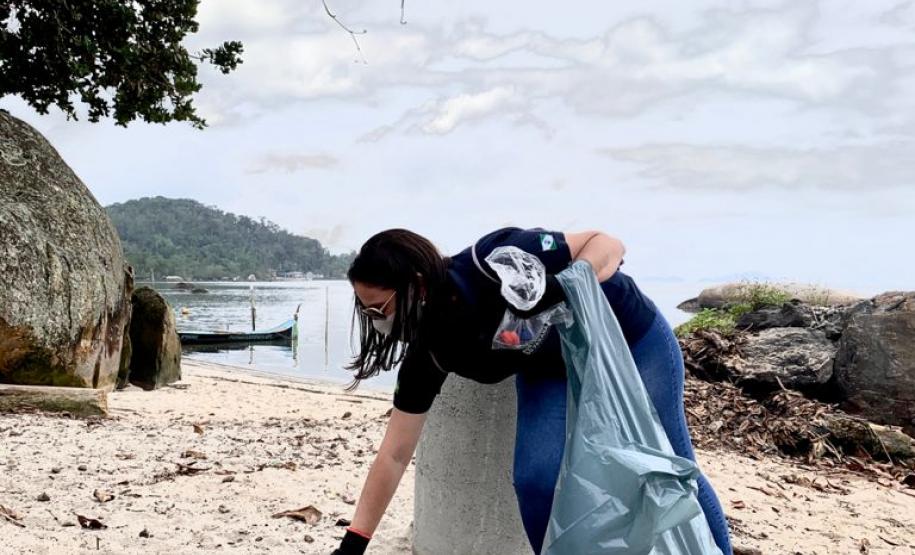 Ação na Baía de Paranaguá faz parte da Semana do Voluntariado do Governo do Estado