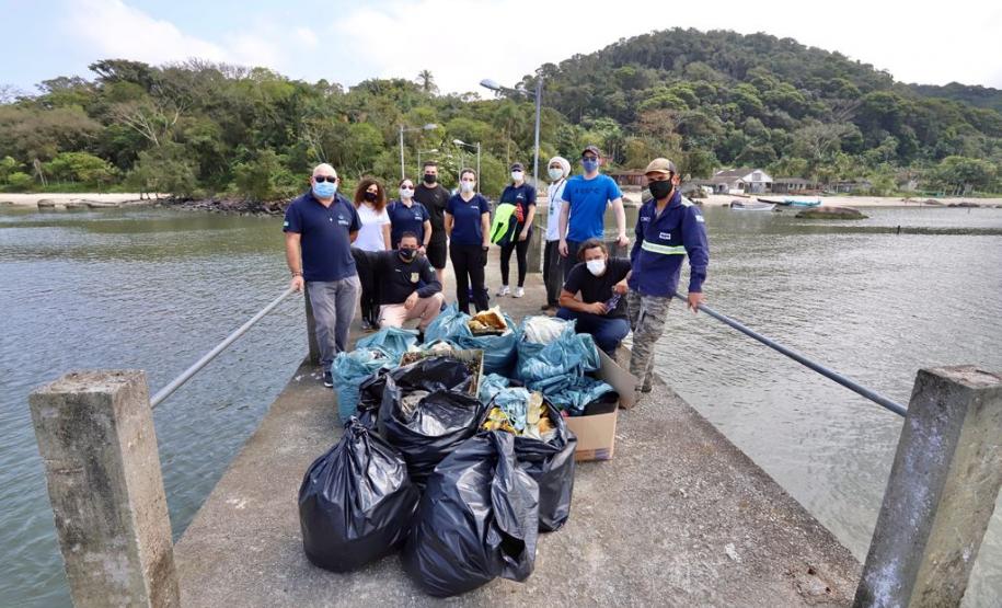 Ação na Baía de Paranaguá faz parte da Semana do Voluntariado do Governo do Estado