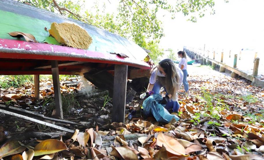 Ação na Baía de Paranaguá faz parte da Semana do Voluntariado do Governo do Estado