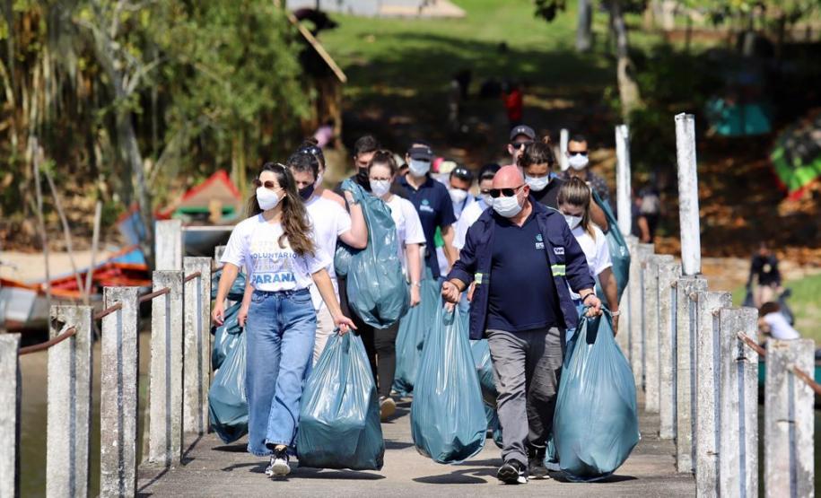 Ação na Baía de Paranaguá faz parte da Semana do Voluntariado do Governo do Estado