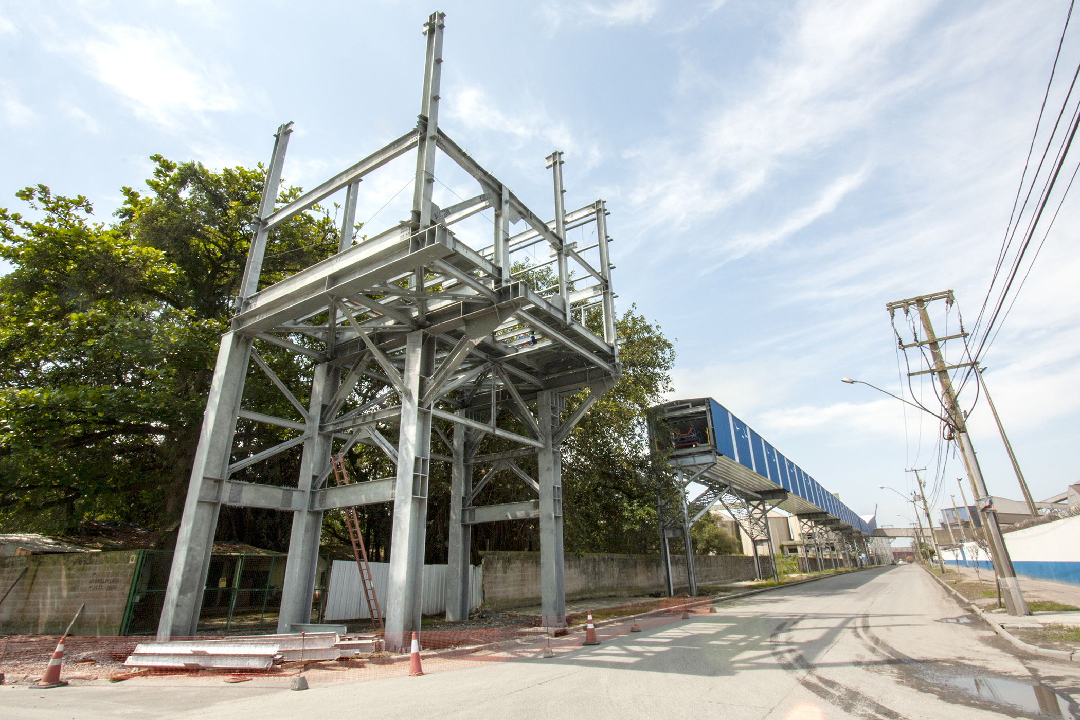 Os terminais que atuam em Paranaguá se preparam para operar em um novo Corredor de Exportação Oeste. De acordo com o chefe da Divisão de Operações, Maurício do Carmo, os dois novos shiploaders serão interligados a três terminais, sendo dois deles novos empreendimentos. “Futuramente, vamos chegar a cinco terminais interligados nesse complexo”, disse.