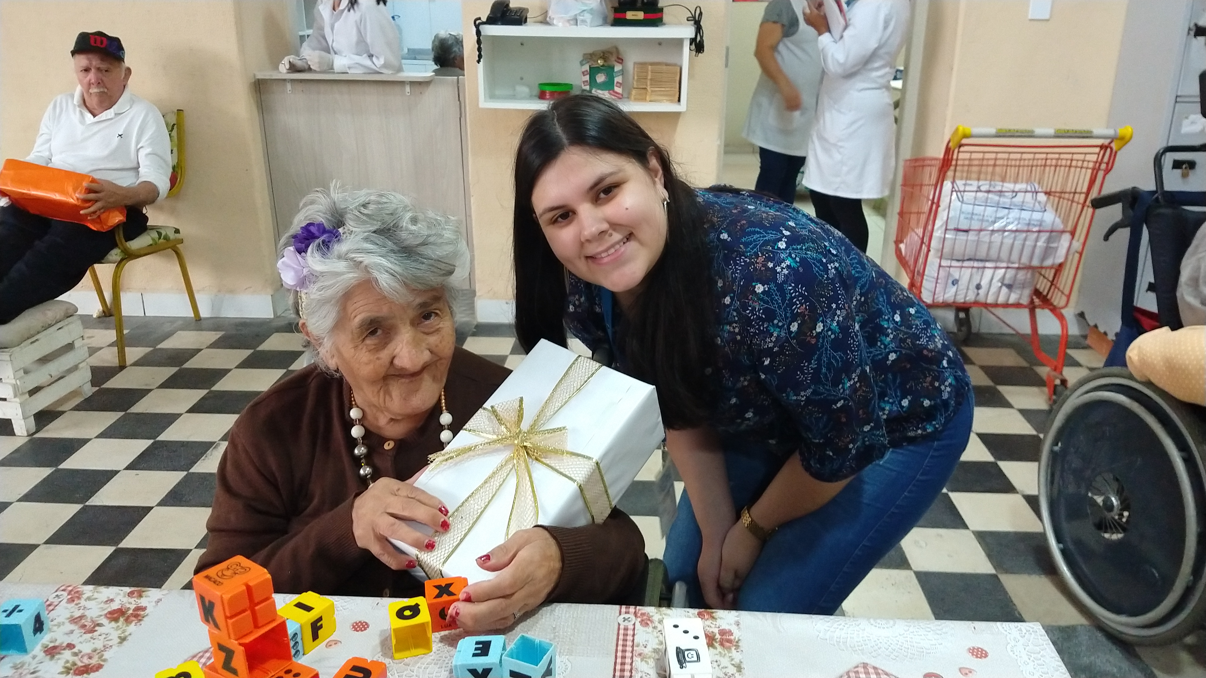 Empregados da empresa pública entregaram 174 presentes para crianças, jovens e idosos carentes em Paranaguá e Antonina. O Natal Solidário da empresa pública arrecadou brinquedos, bicicletas, instrumentos musicais, roupas e sapatos para fazer a festa de quem mais precisava.