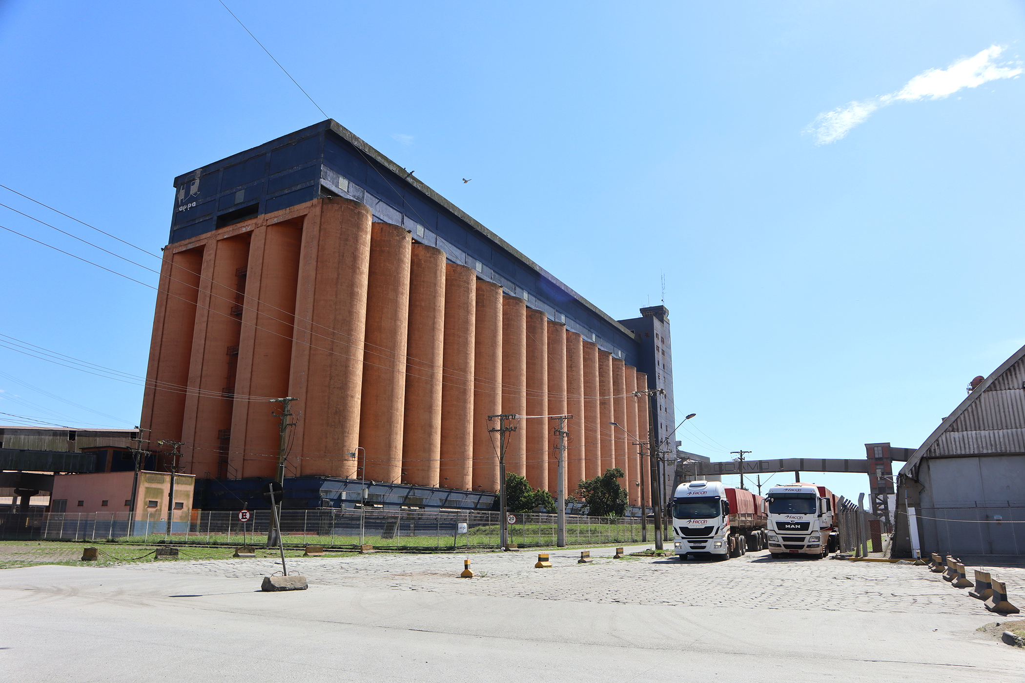 Silos públicos e as estruturas de uso comum aos terminais operadores do Corredor de Exportação passam por uma revisão para operar a todo vapor. A produção ainda está no campo e a previsão é que os trabalhos no porto sejam concluídos até o fim do mês.