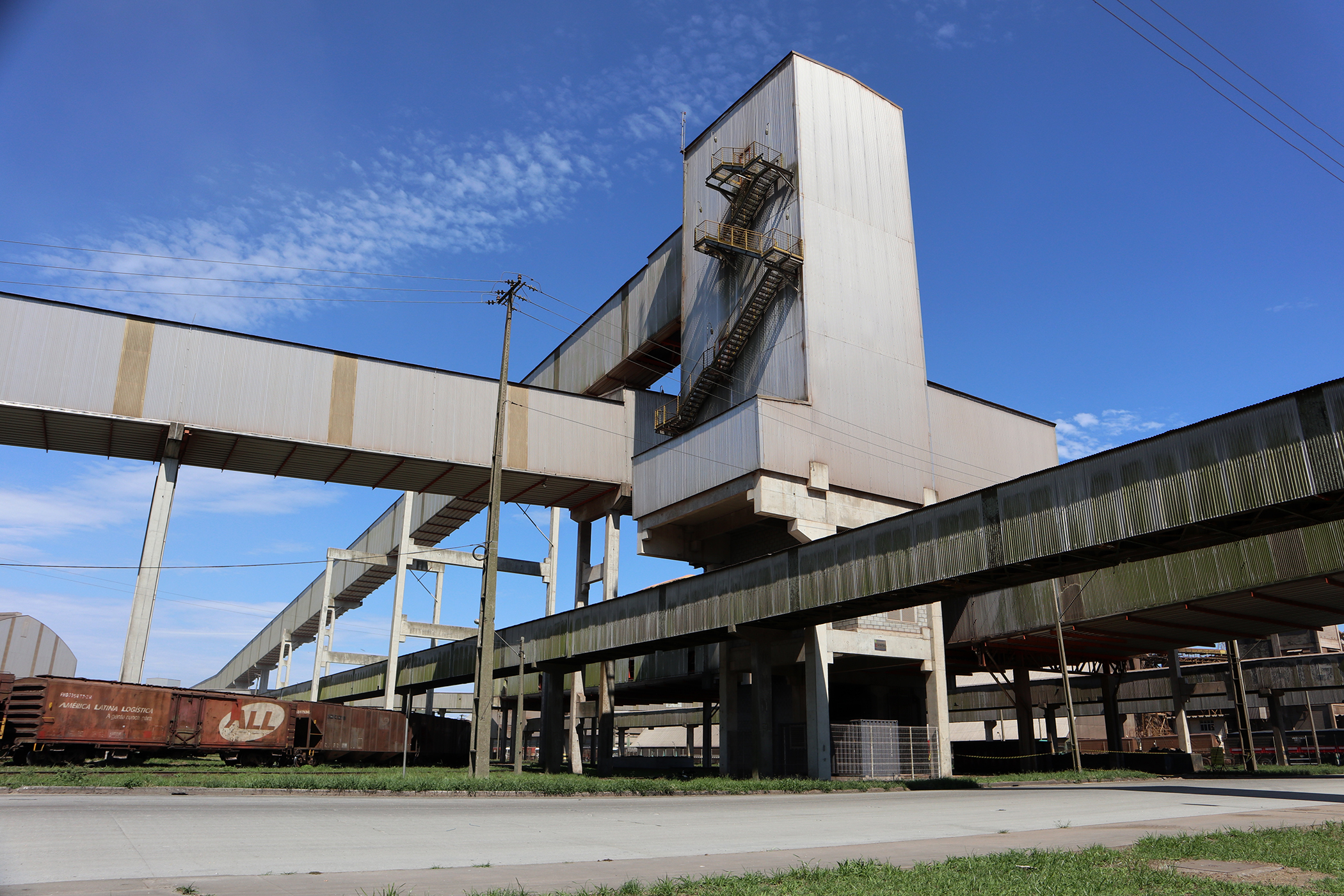 Silos públicos e as estruturas de uso comum aos terminais operadores do Corredor de Exportação passam por uma revisão para operar a todo vapor. A produção ainda está no campo e a previsão é que os trabalhos no porto sejam concluídos até o fim do mês.