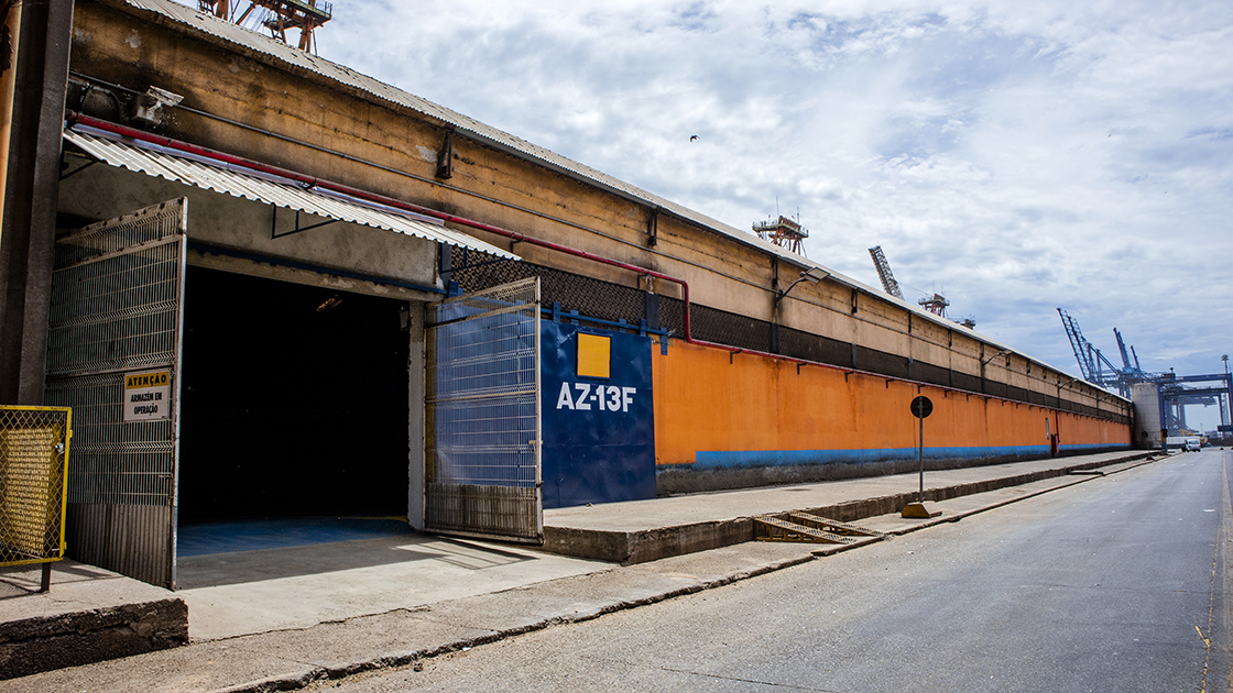 Depois de reformas e um ostensivo controle de pragas, os silos públicos horizontais do Corredor de Exportação do Porto de Paranaguá voltam a receber carga. Localizados no cais, em frente aos berços 212 e 213, os armazéns são destinados ao farelo de soja.