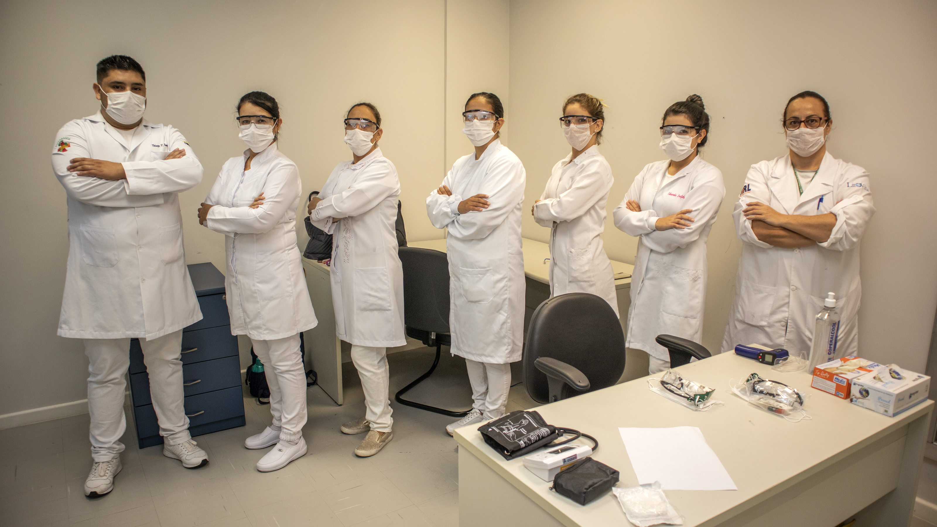 Em caráter emergencial, os enfermeiros e enfermeiras atendem nas tendas e plataformas instaladas no Pátio de Triagem dos caminhões graneleiros e nos acessos à faixa portuária. A cada turno, são 14, incluindo os técnicos e técnicas. No total, fazendo esse revezamento, são 16 enfermeiros e 56 técnicos de enfermagem.