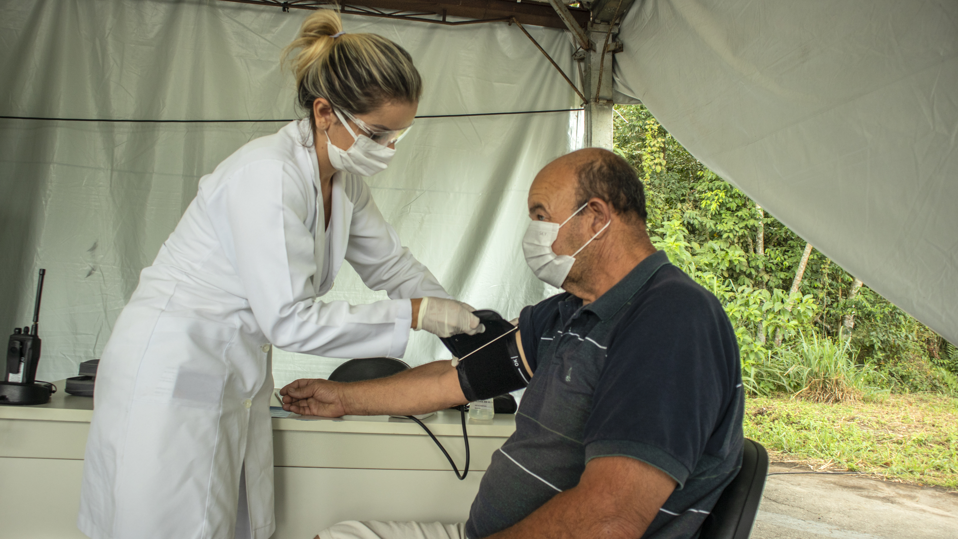 Em caráter emergencial, os enfermeiros e enfermeiras atendem nas tendas e plataformas instaladas no Pátio de Triagem dos caminhões graneleiros e nos acessos à faixa portuária. A cada turno, são 14, incluindo os técnicos e técnicas. No total, fazendo esse revezamento, são 16 enfermeiros e 56 técnicos de enfermagem.