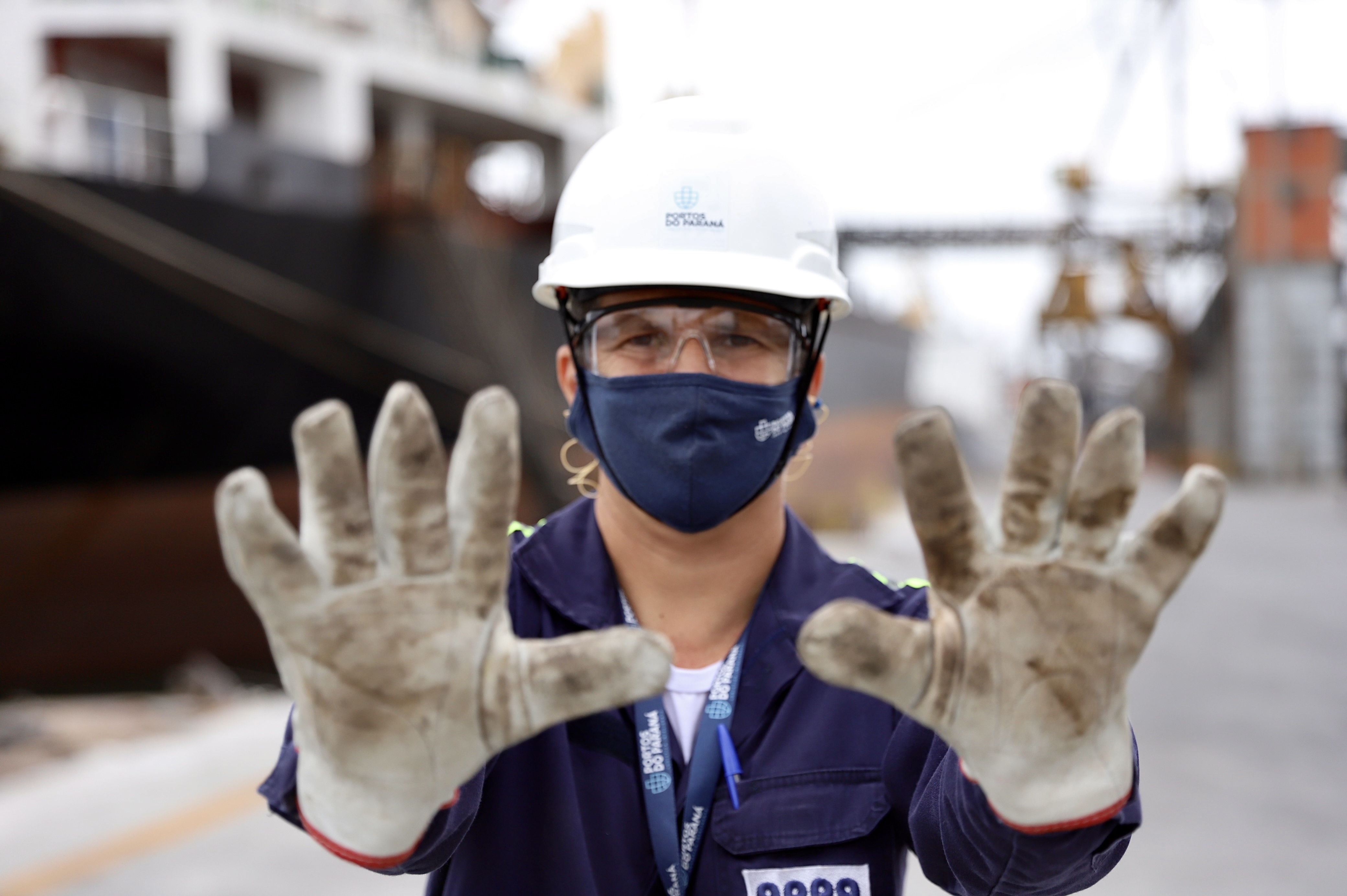 Nesta sexta-feira (27), último dia de testes antes da efetivação do novo protocolo de segurança no trabalho na Portos do Paraná, se comemora o Dia do Técnico de Segurança no Trabalho. Atuando nos portos de Paranaguá e Antonina, são onzes profissionais que tornam as operações portuárias mais seguras com planejamento e ação. Quatro na empresa pública e sete na Cia Ambiental, empresa que presta assessoria ambiental para a Portos do Paraná.