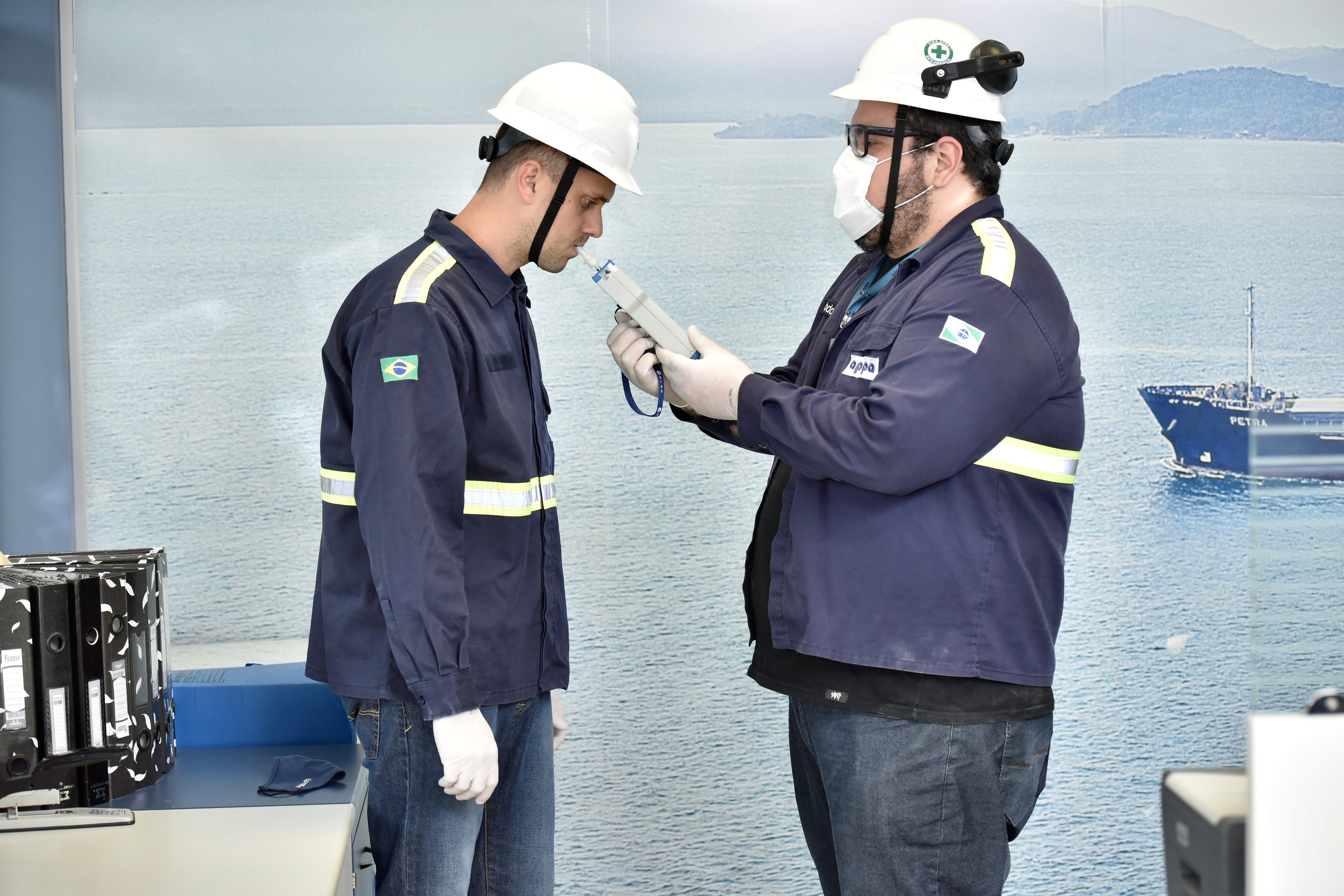 Nesta sexta-feira (27), último dia de testes antes da efetivação do novo protocolo de segurança no trabalho na Portos do Paraná, se comemora o Dia do Técnico de Segurança no Trabalho. Atuando nos portos de Paranaguá e Antonina, são onzes profissionais que tornam as operações portuárias mais seguras com planejamento e ação. Quatro na empresa pública e sete na Cia Ambiental, empresa que presta assessoria ambiental para a Portos do Paraná.
